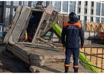 Автокран рухнул на стройке на Фрунзе — обошлось без пострадавших