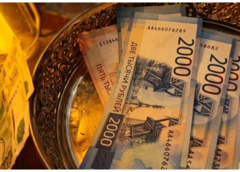 Экс-чиновника из НСО отправили в колонию за взятки и «попил»