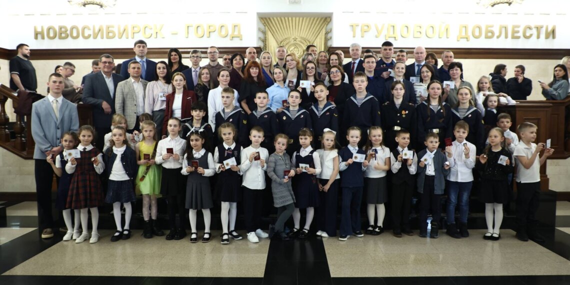 «Гордимся спортивными успехами»: Максим Кудрявцев и олимпийские чемпионы вручили новосибирцам золотые знаки ГТО
