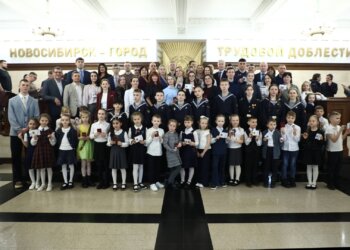 «Гордимся спортивными успехами»: Максим Кудрявцев и олимпийские чемпионы вручили новосибирцам золотые знаки ГТО