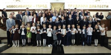 «Гордимся спортивными успехами»: Максим Кудрявцев и олимпийские чемпионы вручили новосибирцам золотые знаки ГТО