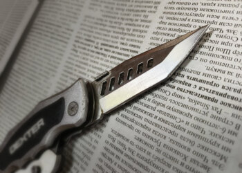 Нож, тревога и электрик: в Новосибирске бдительный житель перепутал рабочего с преступником