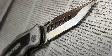 Нож, тревога и электрик: в Новосибирске бдительный житель перепутал рабочего с преступником