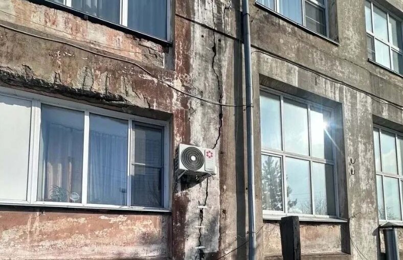 Прокуратура инициировала проверку после обрушения стены в Рубцовском педколледже