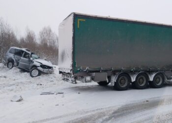 Водитель КАМАЗа вылетел на встречку под Новосибирском: один человек погиб, двое ранены