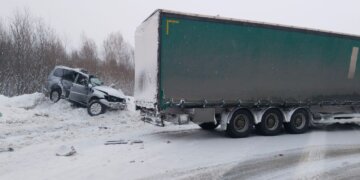 Водитель КАМАЗа вылетел на встречку под Новосибирском: один человек погиб, двое ранены