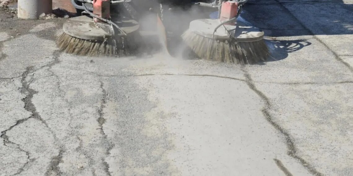 Новосибирские улицы начали пылесосить