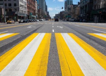 «Зебры крепчают»: дорожную разметку в Новосибирске сделают более износостойкой