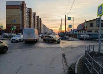 Автомобиль наехал на двух 14-летних девочек в Омске