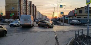 Автомобиль наехал на двух 14-летних девочек в Омске