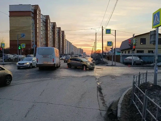 Автомобиль наехал на двух 14-летних девочек в Омске