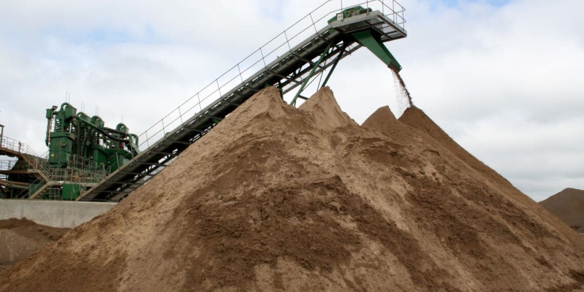 Пескобаза не отбилась: суд поддержал прокуратуру в споре за берег Оби