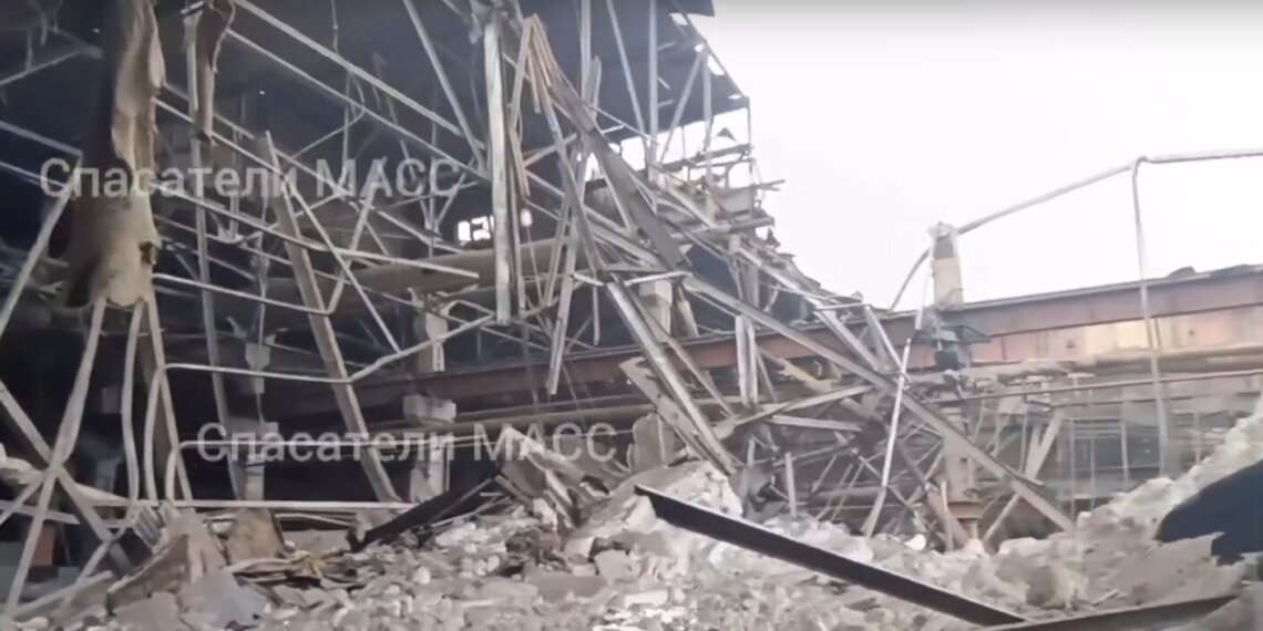 В Новосибирске обрушилась часть склада на улице Трикотажной