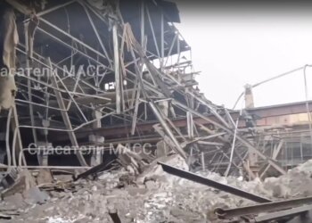 В Новосибирске обрушилась часть склада на улице Трикотажной