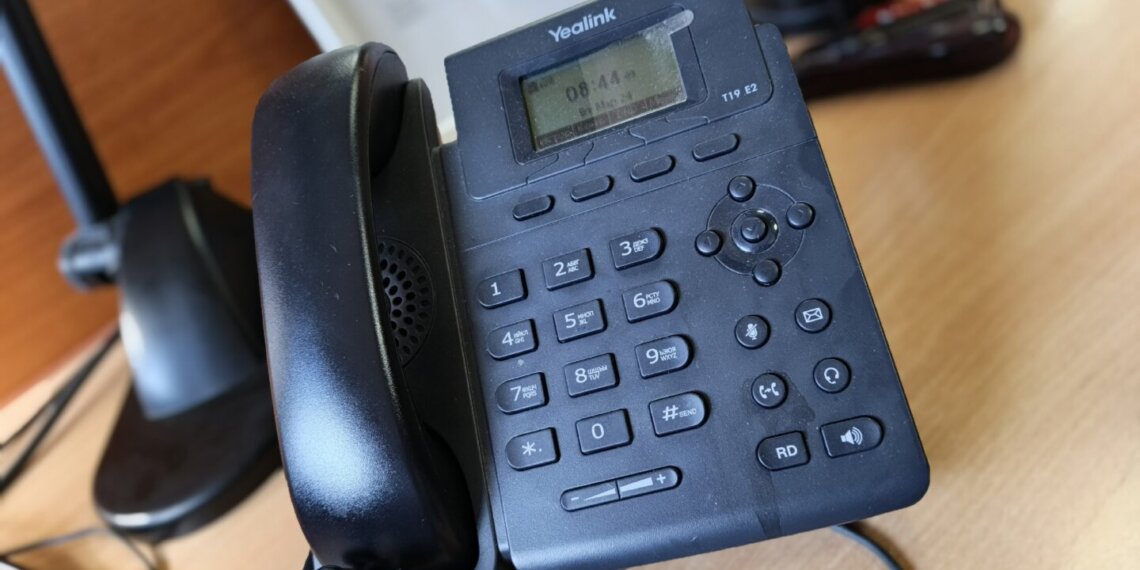 Жителям России старше 60 лет могут отключить международную связь