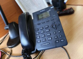 Жителям России старше 60 лет могут отключить международную связь