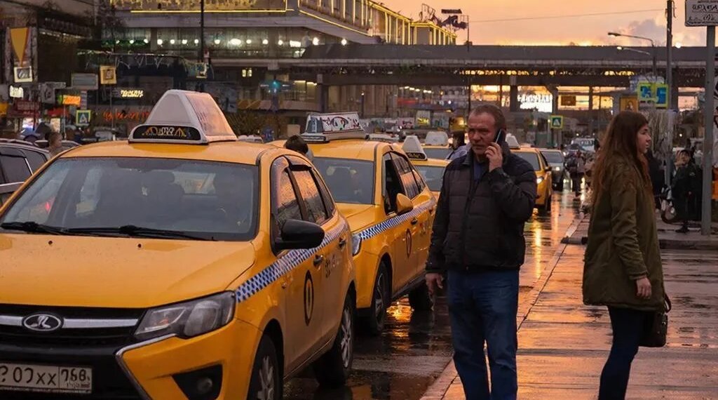 «Возвращаемся на обочину»: специалисты отмечают большие изменения на рынке такси в Новосибирске.