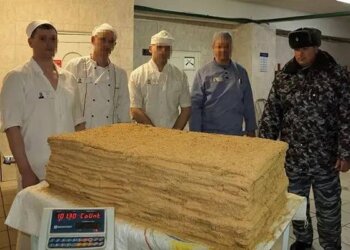 100-киллограмовый Наполеон испекли в новосибирской колонии