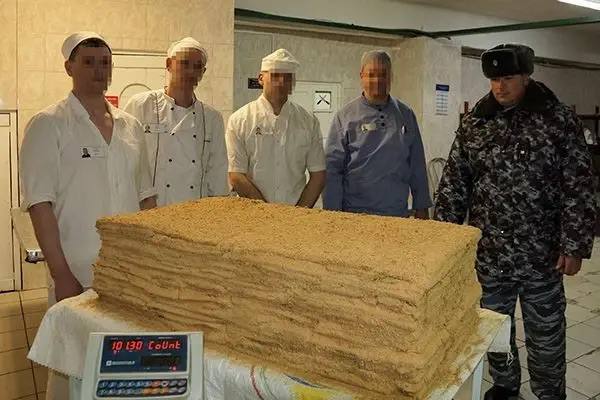 100-киллограмовый Наполеон испекли в новосибирской колонии