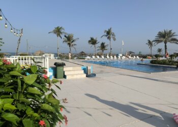 Российские туристы в ОАЭ решили не прерывать отдых из-за ракетной атаки