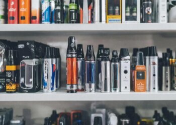 «Станет ли пар серым»: в России могут принят закон о запрете продажи вейпов и электронных сигарет