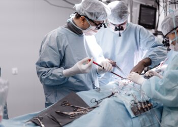 Новосибирские кардиохирурги первыми в России провели уникальную операцию на сердце через мини-разрез