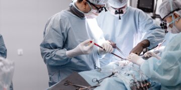 Новосибирские кардиохирурги первыми в России провели уникальную операцию на сердце через мини-разрез