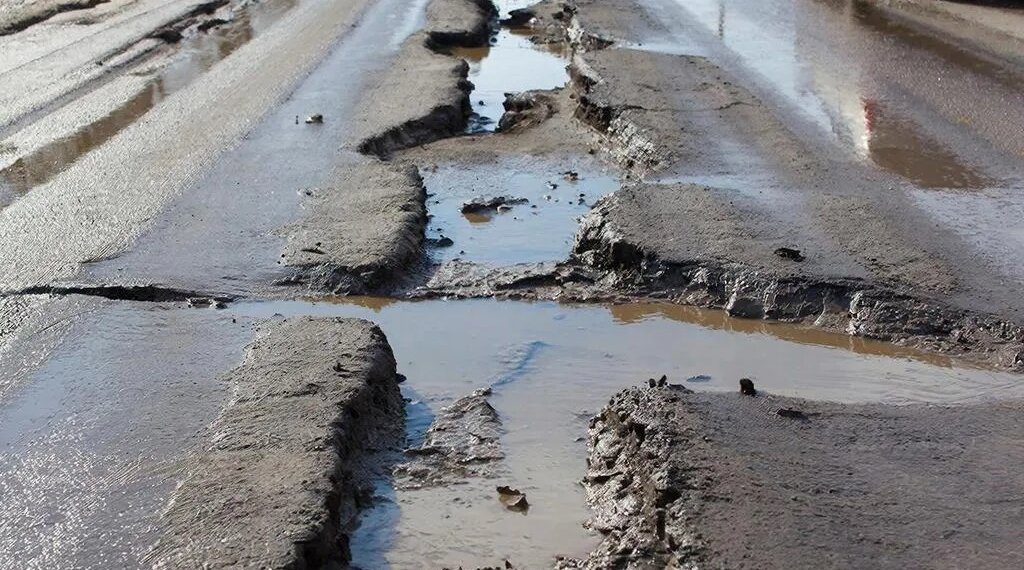 Губернатор НСО призвал дорожников не затягивать с началом ямочного ремонта