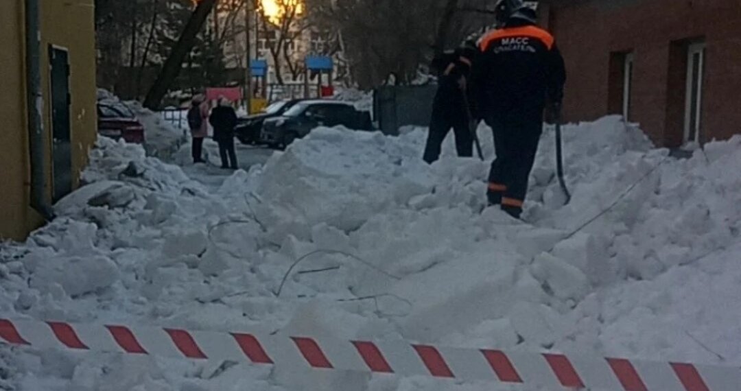 «Под завалами могли быть люди»: в Новосибирске с крыши многоэтажки сошел снег