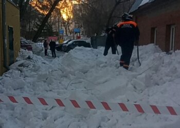 «Под завалами могли быть люди»: в Новосибирске с крыши многоэтажки сошел снег