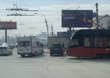 «Тринадцатый» снова в деле: в Новосибирске произошло первое ДТП с трамваями новой модели