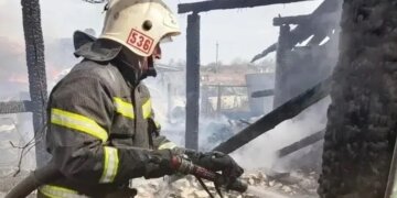 Из-за короткого замыкания сгорели постройки на 200 квадратах в Новосибирской области