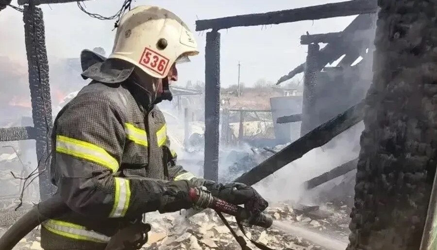 Из-за короткого замыкания сгорели постройки на 200 квадратах в Новосибирской области