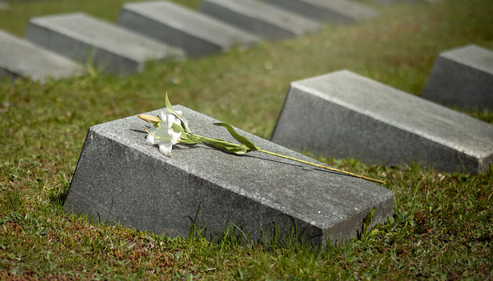 Конкурс копки могил и дефиле в траурных нарядах: новосибирские верующие требуют запретить ритуальную выставку