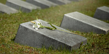 Конкурс копки могил и дефиле в траурных нарядах: новосибирские верующие требуют запретить ритуальную выставку