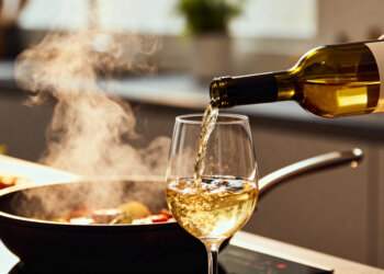 Алкоголь в Новосибирской области подорожал на 26% за год, спрос упал на 30%