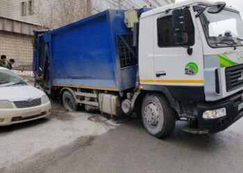 Мусоровоз провалился под асфальт в Новосибирске на улице Октябрьской