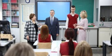 Технологический суверенитет начинается со школы: мэр оценил исследовательский потенциал новой лаборатории агробиотехнологий во Второй гимназии