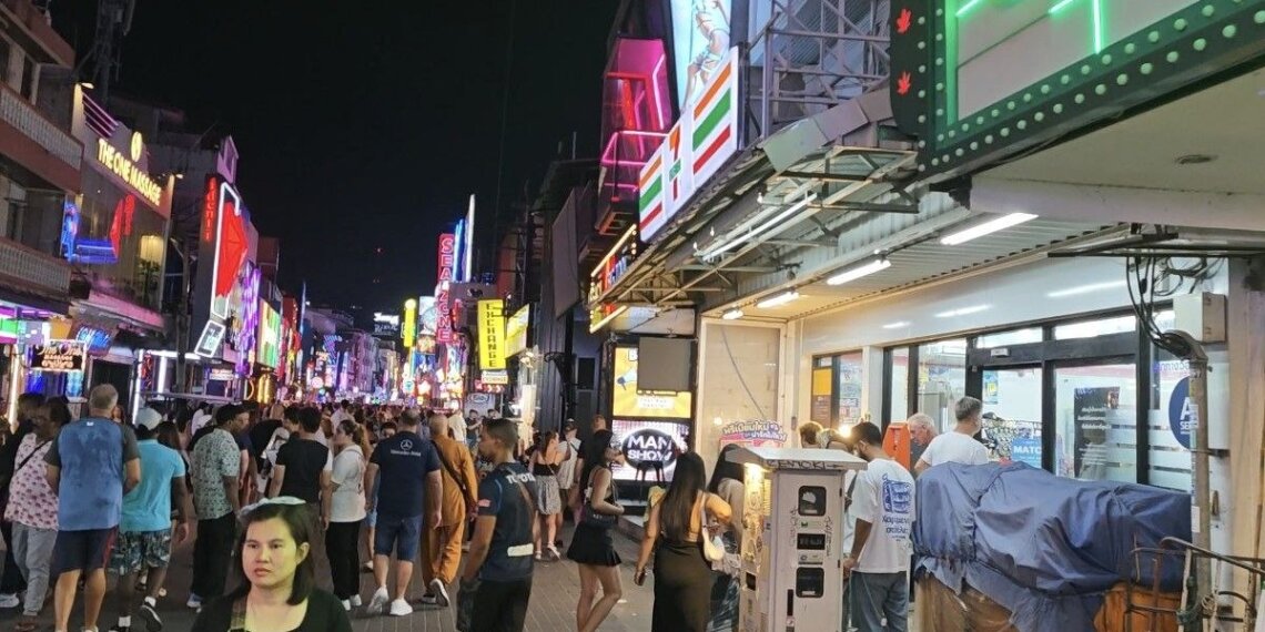 Таиланд обсуждает ужесточение въезда, Вьетнам — расширение безвиза для туристов