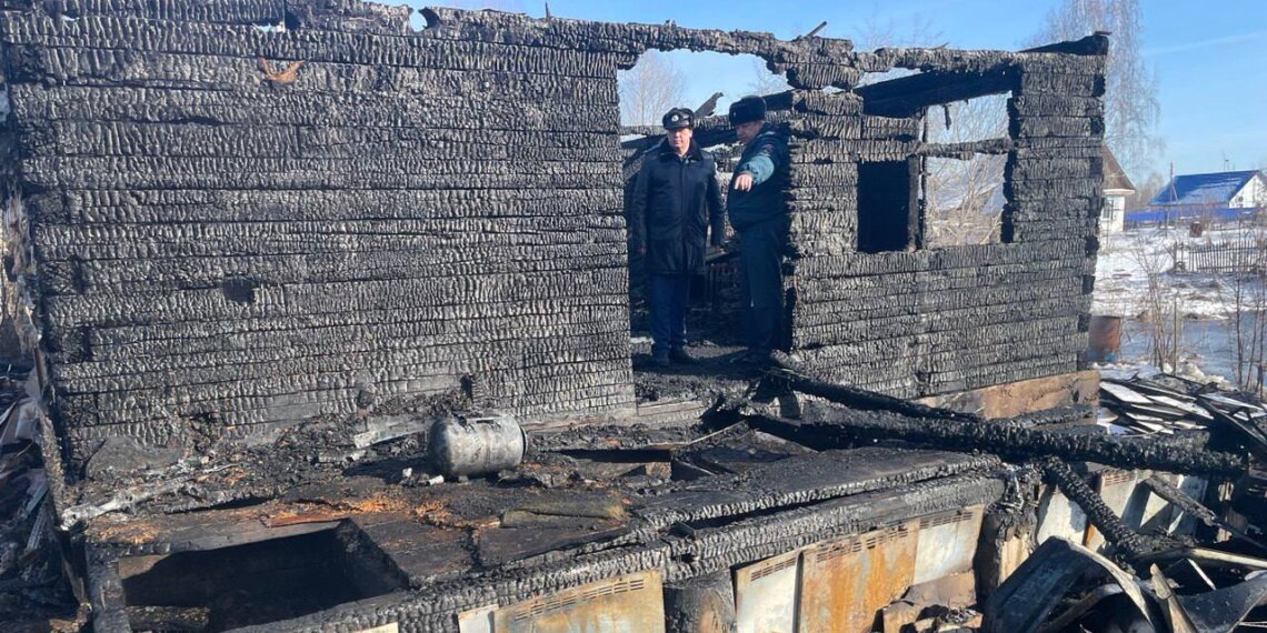 Прокуратура и следственный комитет начали проверку после гибели женщины и ребёнка при пожаре в Мошковском районе