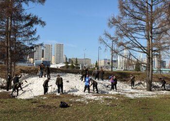 В Новосибирске прошёл общегородской субботник: мэр и молодёжь навели порядок в парке «Арена»