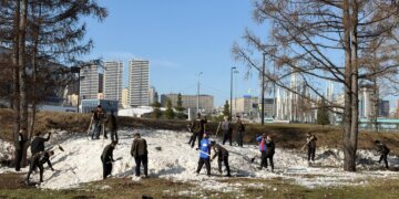 В Новосибирске прошёл общегородской субботник: мэр и молодёжь навели порядок в парке «Арена»