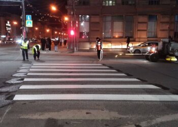 Более 2,5 млн метров дорожной разметки в Новосибирске нанесут холодным пластиком