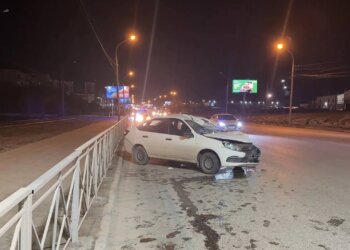 Электросамокатчик погиб под колёсами автомобиля в Новосибирске