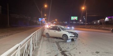 Электросамокатчик погиб под колёсами автомобиля в Новосибирске