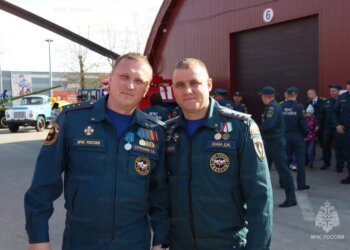 Сотрудник МЧС России принял участие в спасении двух рыбаков в Новосибирской области