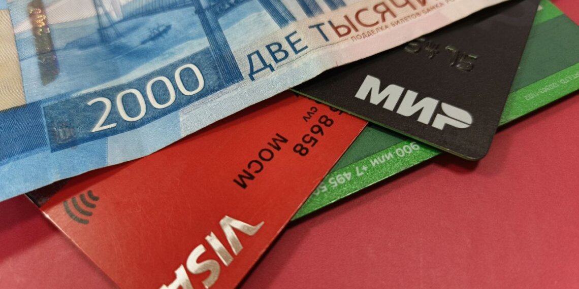 Оформила карту за вознаграждение: под Новосибирском осудят пособницу мошенников