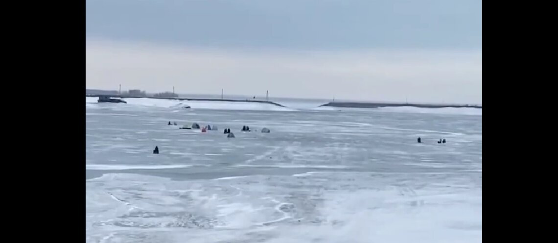 Спасатели МАСС обнаружили 12 рыбаков с ребёнком на льду Новосибирского водохранилища