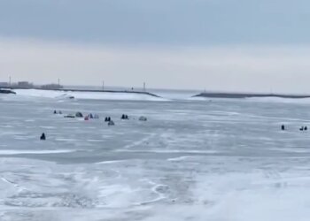Спасатели МАСС обнаружили 12 рыбаков с ребёнком на льду Новосибирского водохранилища