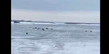 Спасатели МАСС обнаружили 12 рыбаков с ребёнком на льду Новосибирского водохранилища